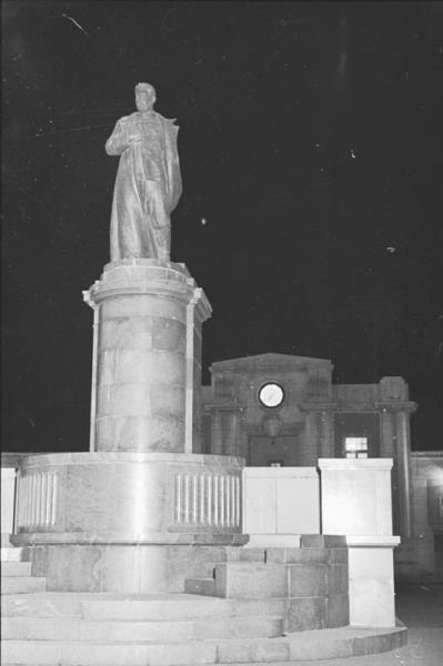 Памятник Иосифу Сталину ночью, 1937 год, г. Магнитогорск