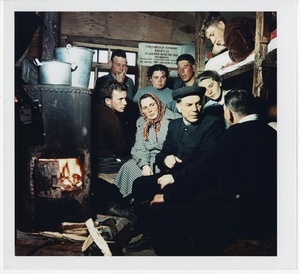 Директор и парторг беседует с приезжими, 1954 год, Сталинградская обл., совхоз «Крепь». Из серии «Сельскохозяйственные работы на юге России».Видеовыставка «Пиар-кампания "Целина"» с этой фотографией.&nbsp;