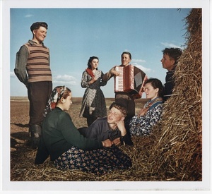 «И у нас весело!..» Частушки, июль - октябрь 1954, Сталинградская обл., совхоз «Крепь». Из серии «Сельскохозяйственные работы на юге России».Видео&nbsp;«Пиар-кампания "Целина"», «Самуил Маршак. "Круглый год"» и выставка «На сеновал!» с этой фотографией.