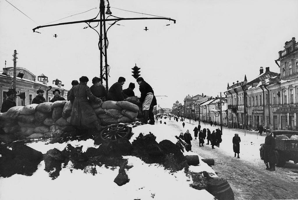 Строят баррикады, октябрь 1941, г. Тула. Выставка «Фотограф Иван Шагин» с этой фотографией.