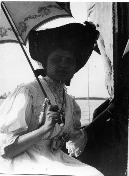 Портрет женщины с вуалью и зонтом, 1910-е