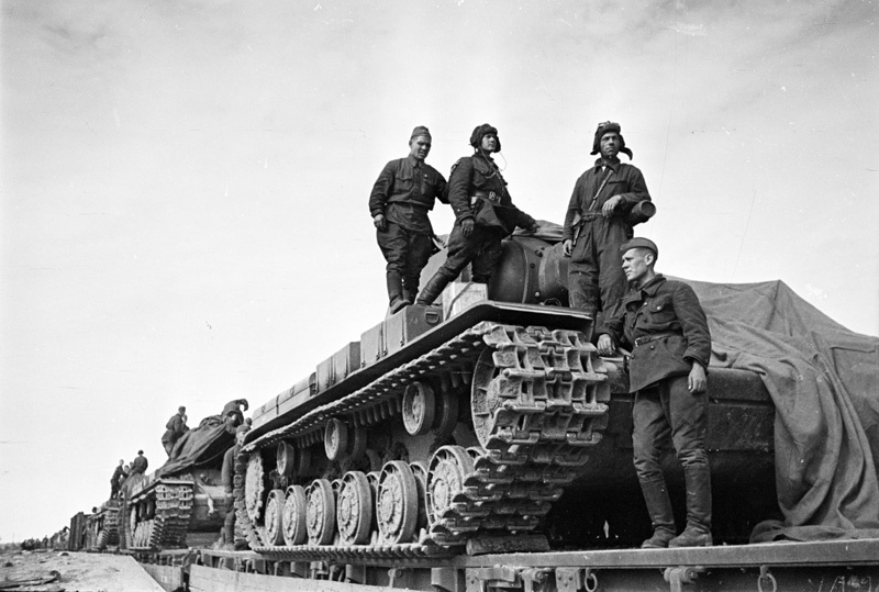 Отправка танков на фронт под Москвой, 1941 год, Московская обл.. Выставка «Танки, еще танки, еще больше танков!» с этой фотографией.&nbsp;