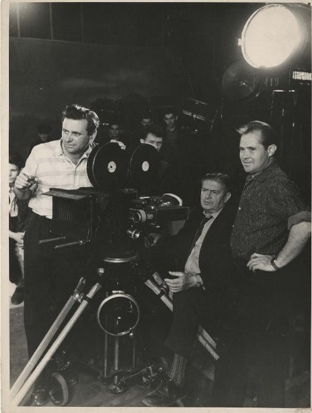 Съемочная группа фильма «Необыкновенный город», 1962 год. Слева – режиссер Виктор Эйсымонт, в центре - кинооператор Дмитрий Суренский.Выставка «За кадром» с этой фотографией.