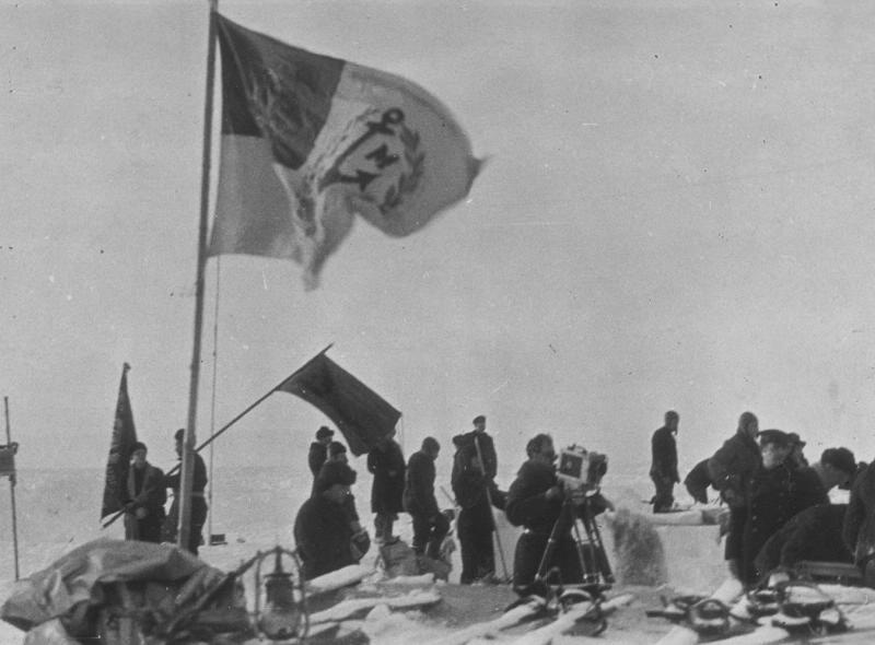 Северный полюс, 6 июня 1937 - 19 февраля 1938, Северный полюс. В центре кинооператор Марк Трояновский с телекамерой.Выставка «За кадром» с этой фотографией.