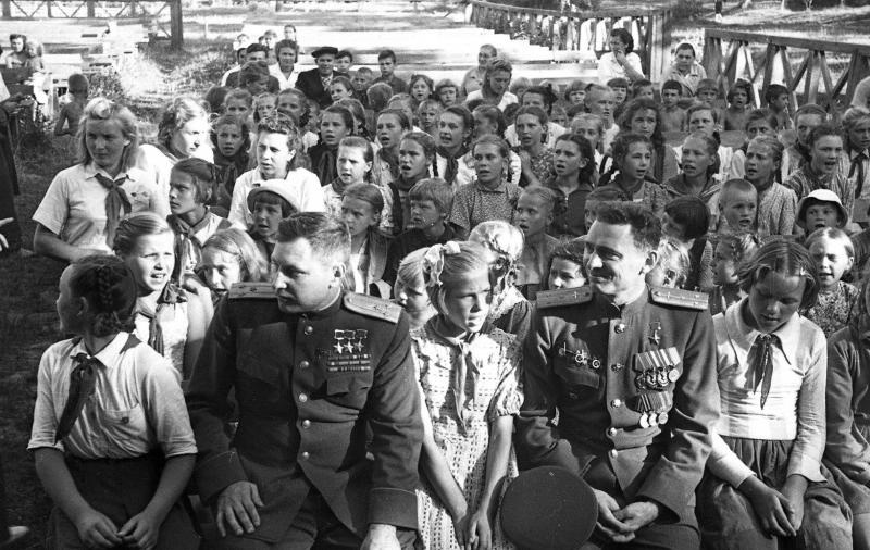 Летчики Александр Покрышкин и Георгий Голубев в гостях у пионеров, 1946 год. 