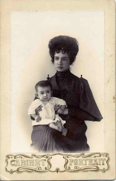 Портрет молодой женщины с младенцем на руках, 1895 - 1905
