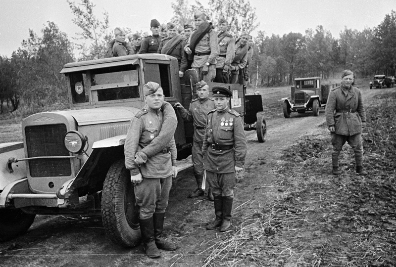 Передислокация на новую боевую позицию. Из серии «1-я гвардейская мотострелковая бригада», 1943 год