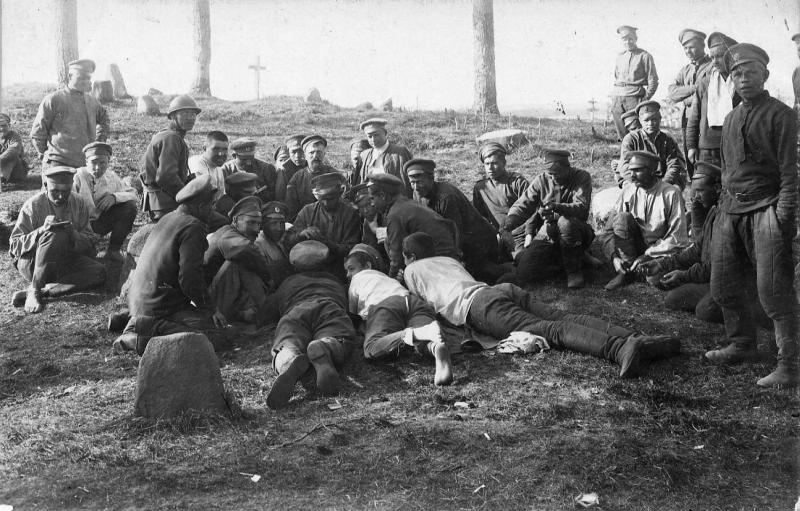 Духовщинский полк. Отдых солдат после боя, 1915 год. 267-й пехотный Духовщинский полк составлен по мобилизации 18 июля 1914 года. Дислоцировался в Новгородской губернии, в Грузино. Осенью 1914 года полк был включен в состав Петроградского военного округа. До октября 1914 года дислоцировался в Охте, затем был направлен на Северо-Западный фронт.