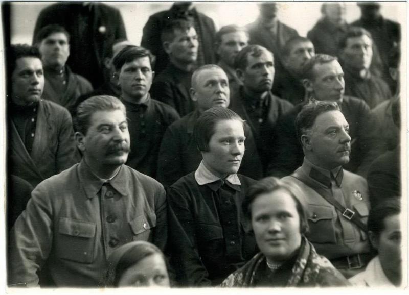 Иосиф Сталин и Климент Ворошилов среди участников совещания, 1930-е