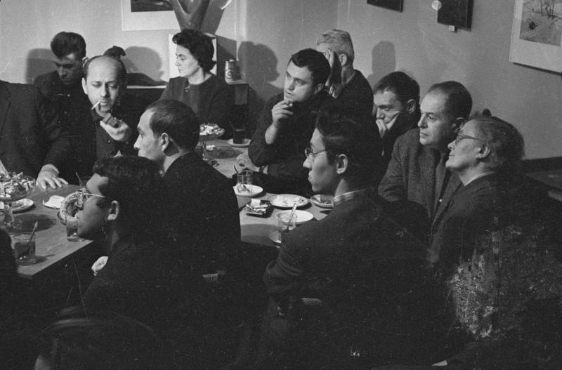 Застолье в редакции журнала «Юность», 1963 год, г. Москва. Среди присутствующих – Василий Аксенов.Видео «"Юность" была у всех» с этой фотографией.