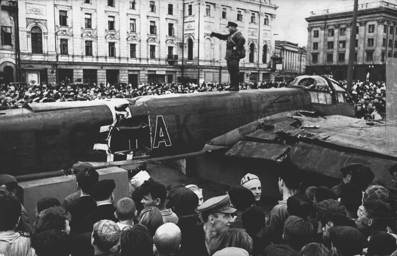 Площадь Свердлова. Сбитый фашистский бомбардировщик, 1941 год, г. Москва. Видео «Эммануил Евзерихин» с этой фотографией.