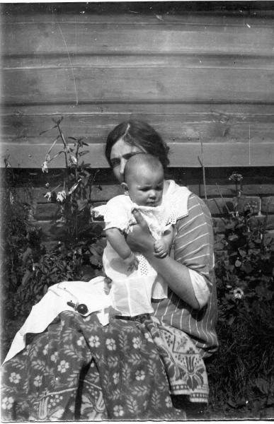 Портрет женщины с ребенком на руках, 1900-е