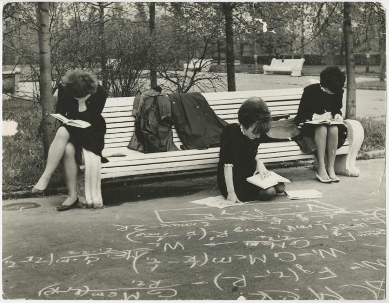Перед экзаменом, 1960-е. Выставка «Учись, Студент!» с этой фотографией.&nbsp;