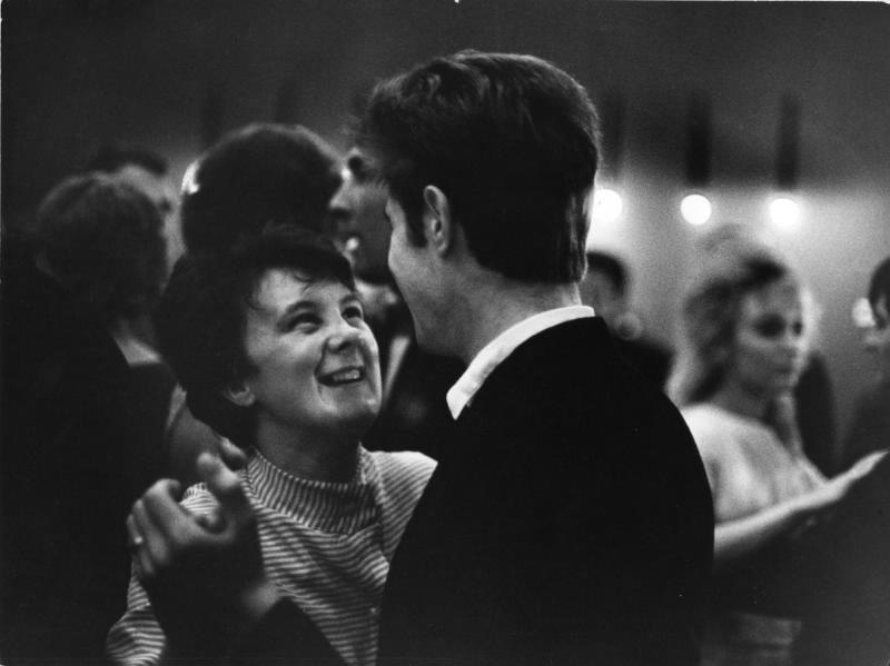 Праздничный вечер, 1965 год, г. Норильск. Выставка «Счастливые люди Всеволода Тарасевича» с этой фотографией.&nbsp;