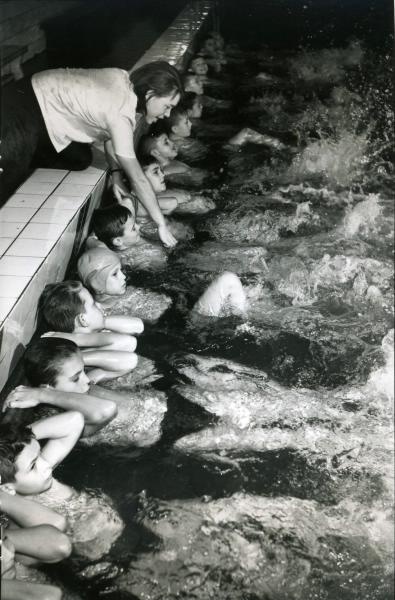 Занятие детей в бассейне, 1960 - 1965, Украинская ССР, Луганская обл., Северодонецк
