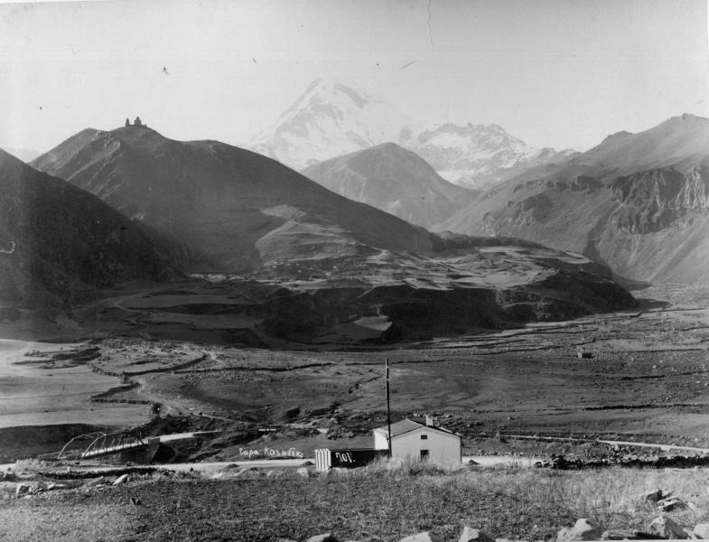 Гора Казбек, 1890-е, гора Казбек. Видео&nbsp;«Смерть Ленина» с этой фотографией.