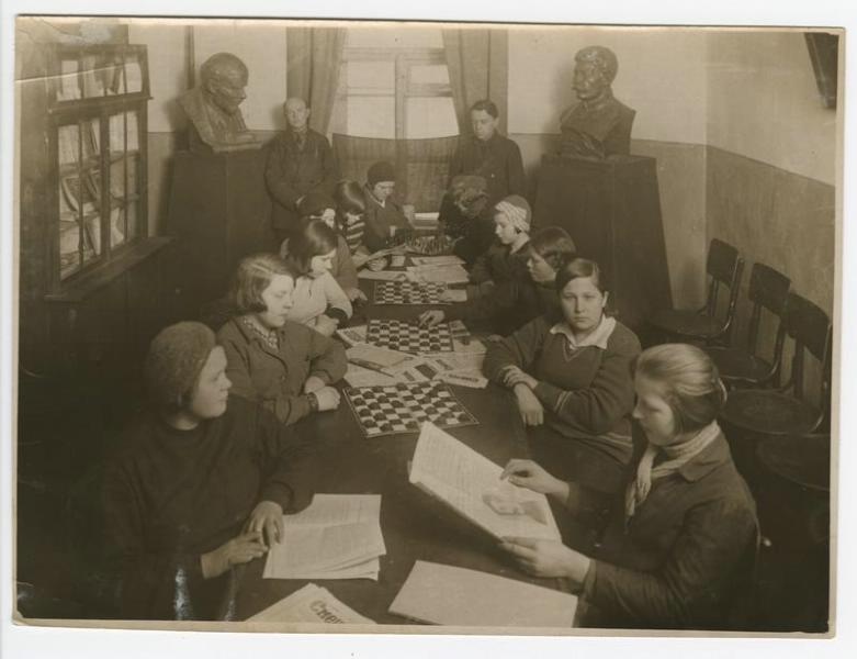 В заводской комнате отдыха, 1930 год