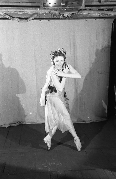 Фото "Нина Чорохова (Чкалова) репетирует партию Вакханки в ...