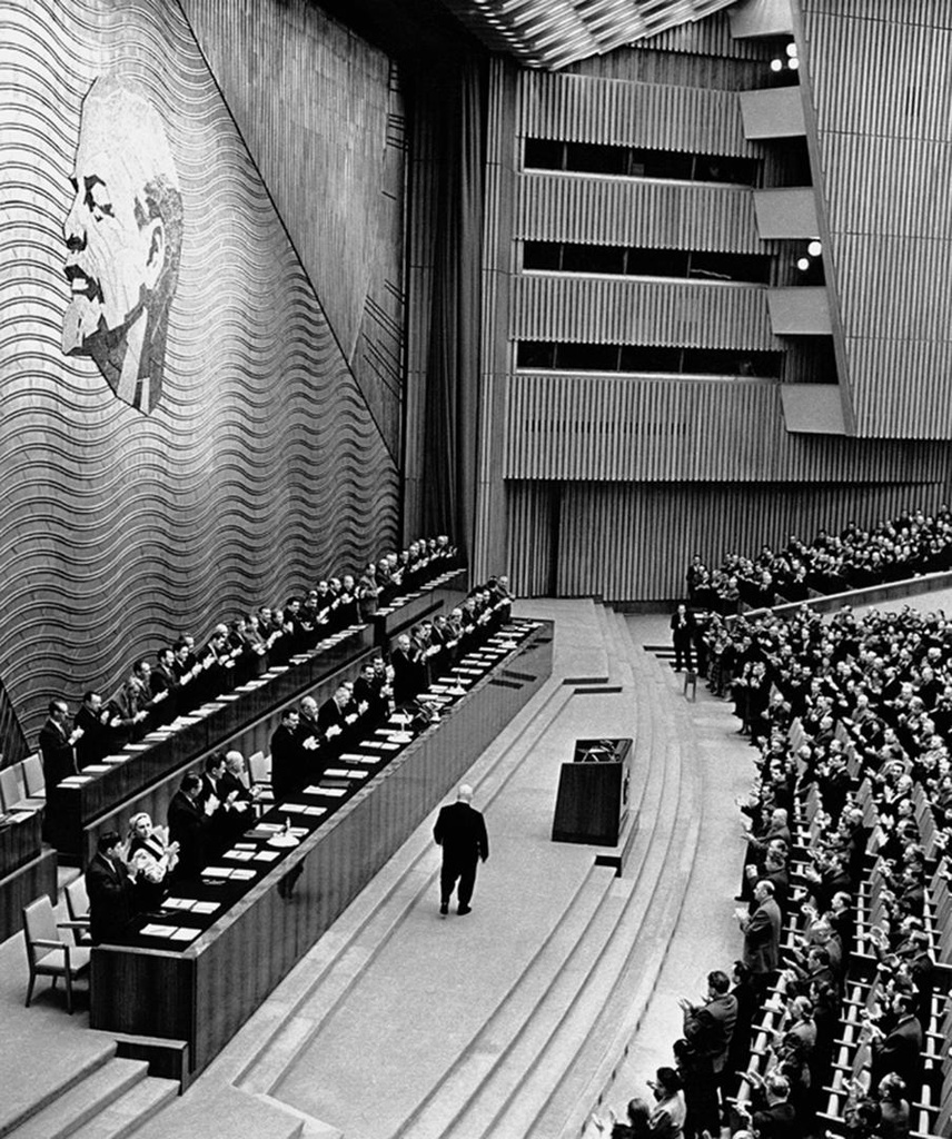 «Дорога к заключительному слову». Последний партийный съезд Никиты Хрущева, октябрь 1961. Выставка «СССР в 1961 году» с этой фотографией.