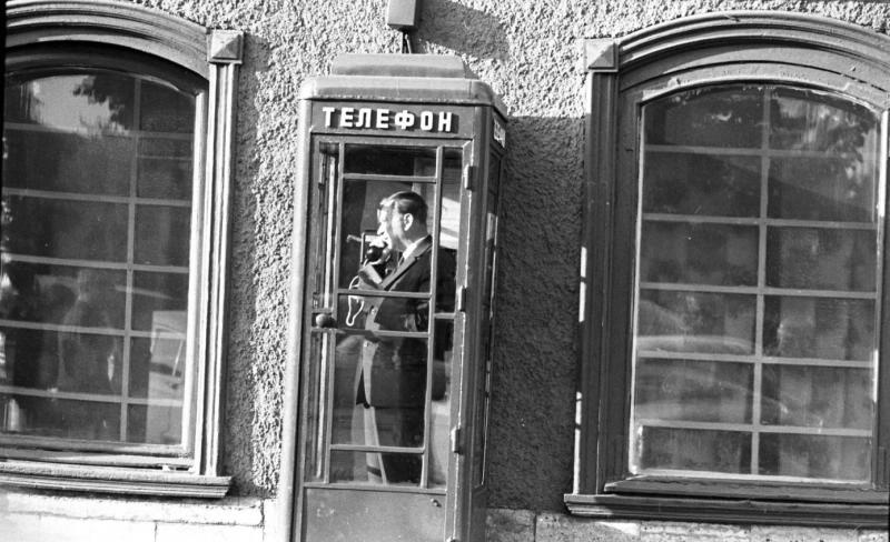 У телефонной будки, 1960-е, г. Ленинград