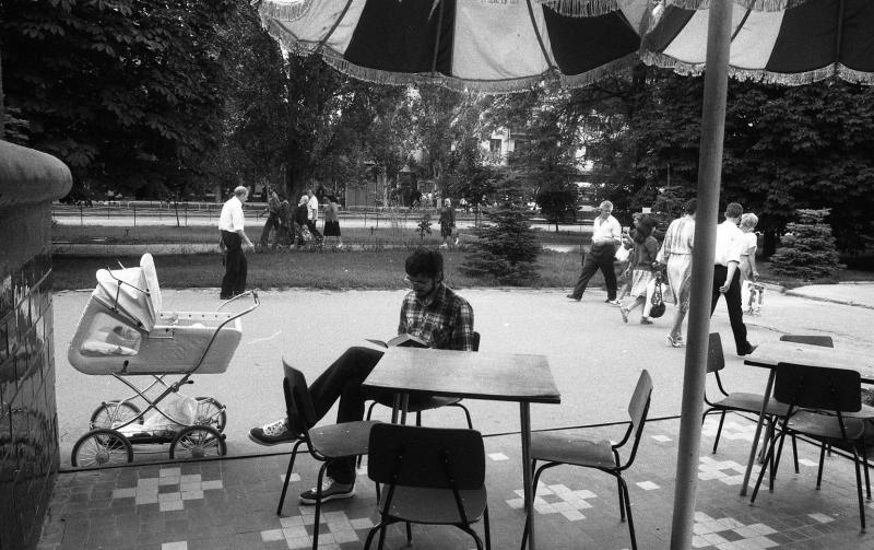 На улице города, 1985 год, Украинская ССР, г. Херсон. Видео «Читают все» с этой фотографией.&nbsp;
