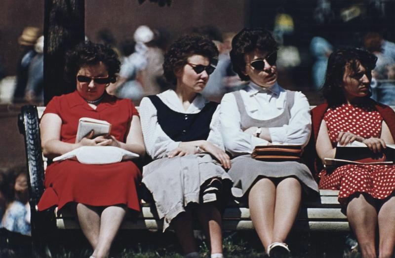Из серии «Арбатская площадь», 1958 год. Выставка «В солнцезащитных очках» с этой фотографией.