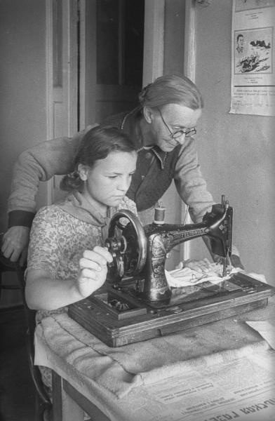 На уроке шитья, 1942 год