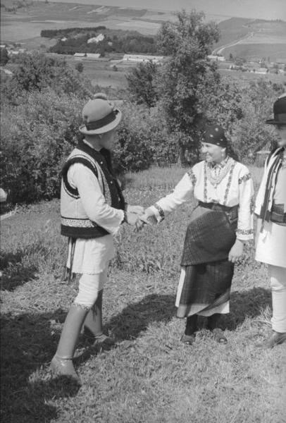 Крестьяне в национальных костюмах, 1940 год, Молдавская ССР, Северная Буковина