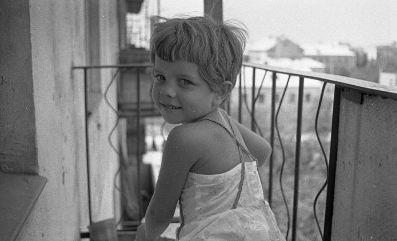 Девочка на балконе, 1967 год, Волгоградская обл., г. Волжский
