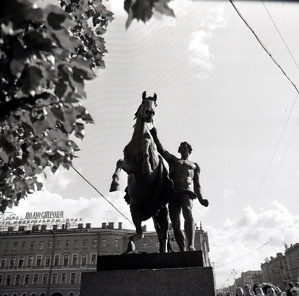 Скульптура Аничкова моста «Конь с идущим юношей», 1960-е, г. Ленинград. Одна из скульптурных групп «Укрощение коня человеком», скульптор Петр Клодт.