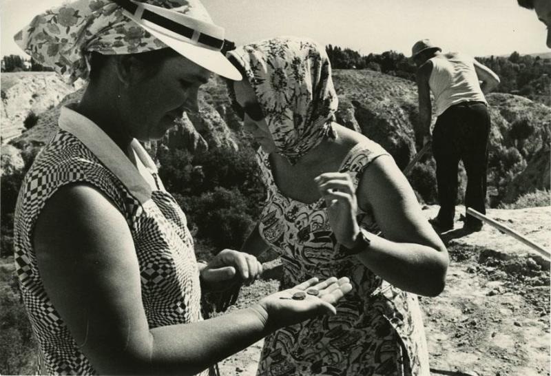 На раскопках, 1966 - 1972, Узбекская ССР. Выставка «Копай, археолог!» с этой фотографией.