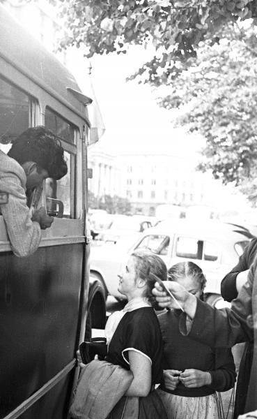 VI Всемирный фестиваль молодежи и студентов. Автобус с гостями, 28 июля 1957 - 11 августа 1957, г. Москва