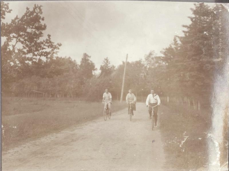 На велосипедах, 1920-е, Германия. Из семейного альбома.