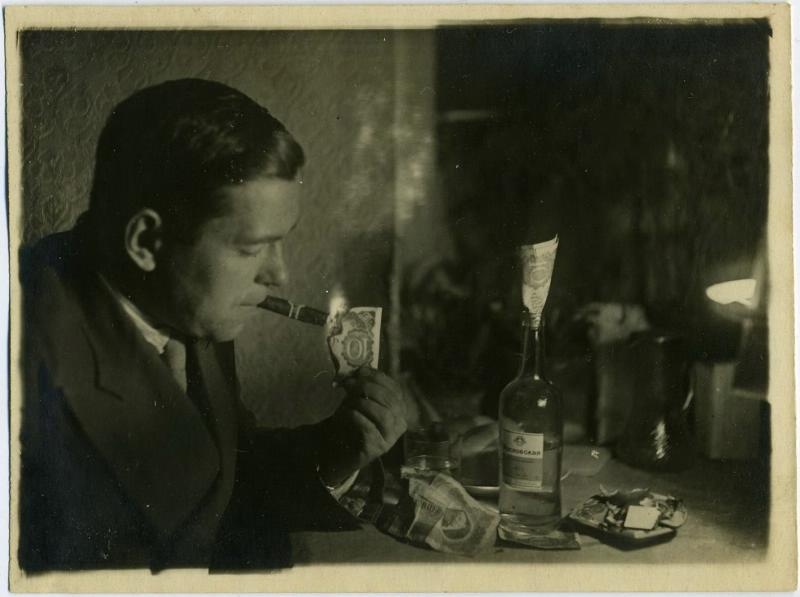 «Забавы», 1930-е. Выставки&nbsp;«10 фотографий с бутылкой»,&nbsp;«В стиле НЭП», «В Союзе с водкой», видеовыставка «80-летие ВДНХ. "Тотальная инсталляция"» с этой фотографией.