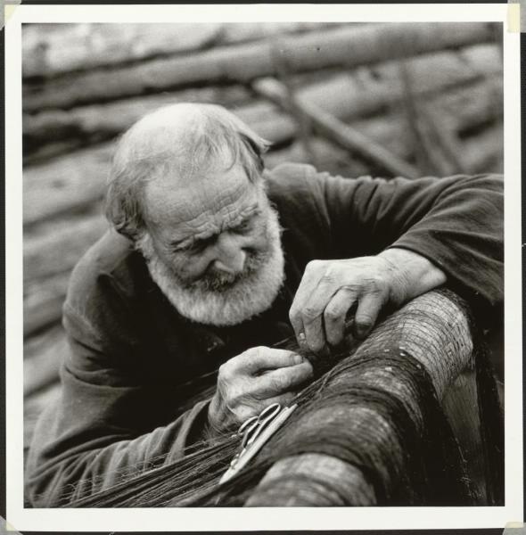 Рыбак дед Кучеров, 1966 год, Соловецкие острова. Выставка «"Ловись рыбка большая..." Рыболовный бум в СССР» с этой фотографией.