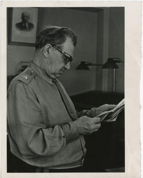 Маршал Василий Чуйков за чтением письма, 1970-е