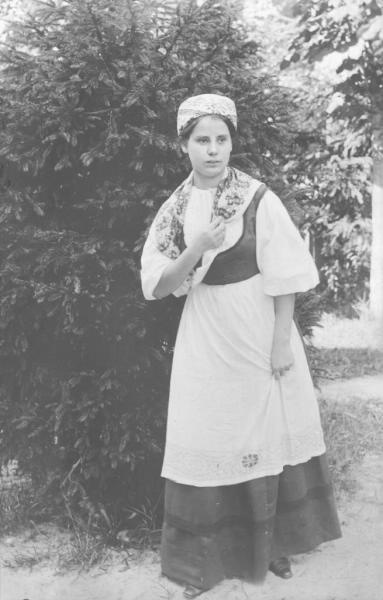 Портрет девушки в народном костюме, 1910 - 1915