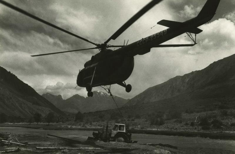 Вертолет Ми-8 помогает вытащить увязший в песке трактор в районе Сарезского озера, 1972 год, Таджикская ССР. Выставка «10 лучших фотографий с советскими вертолетами» с этим снимком.&nbsp;