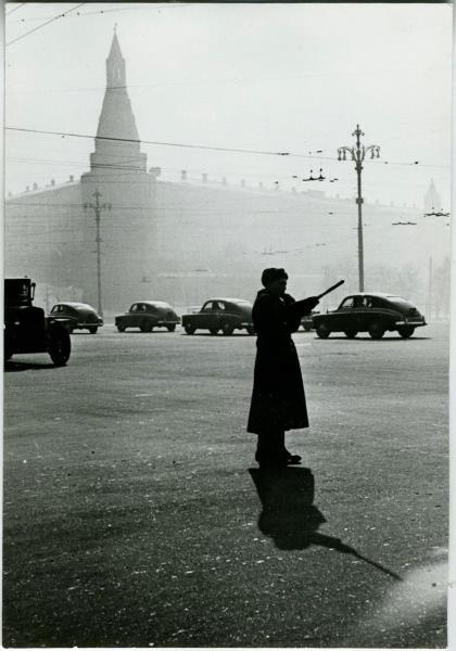 Манежная площадь, 1957 год, г. Москва. Выставка «На посту» с этой фотографией.
