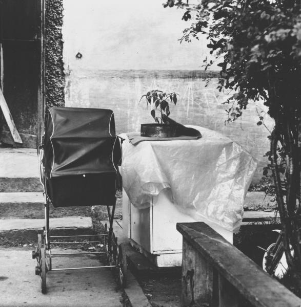 Во дворе, 1984 год, Коми АССР, г. Сыктывкар. Выставка «Сыктывкар Сергея Зиновьева» с этой фотографией.