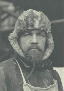 Товарищ Михаил, сибирский каменщик, 1931 год. Выставка «"Несокрушимая Мэгги" в СССР» с этой фотографией.