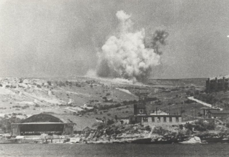 Разрывы снарядов от сверх-пушки «Дора», 1942 год, г. Севастополь. Кадр из документального фильма «Битва за Севастополь» (режиссер Василий Беляев, 1944 год).