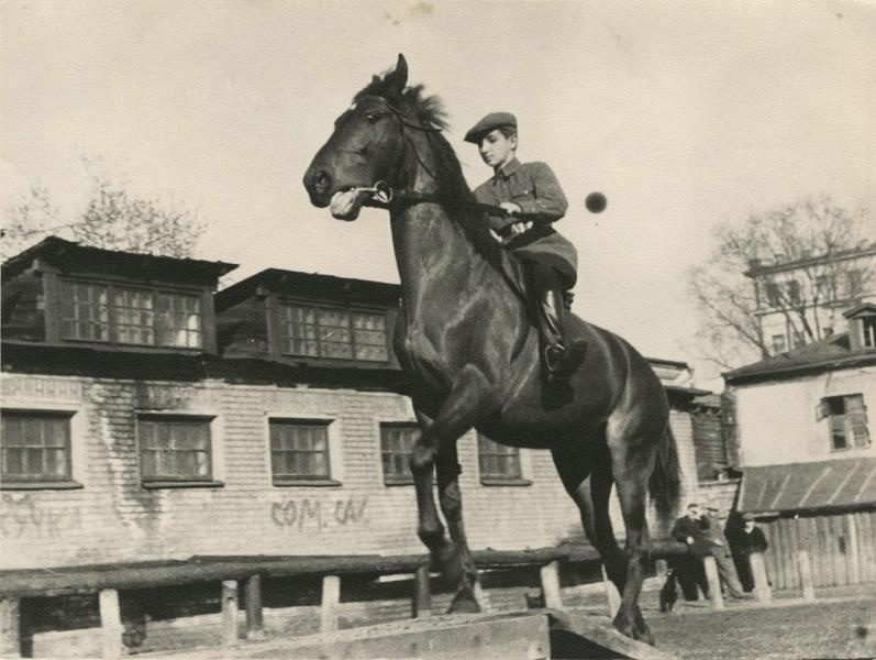 Юный наездник Центральной кавалерийской школы имени Буденного Володя Микоян, 1938 год, г. Москва