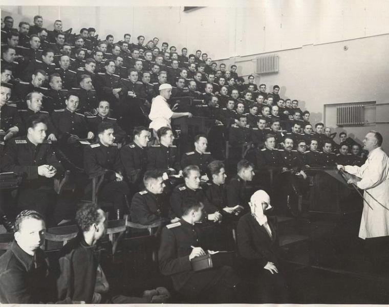 На лекции, 1943 - 1949