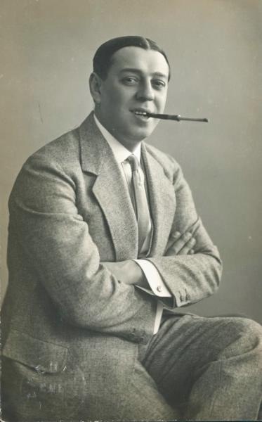 Портрет мужчины с мундштуком, 1914 - 1918, г. Петроград. Выставка «Не Курить!» с этой фотографией.