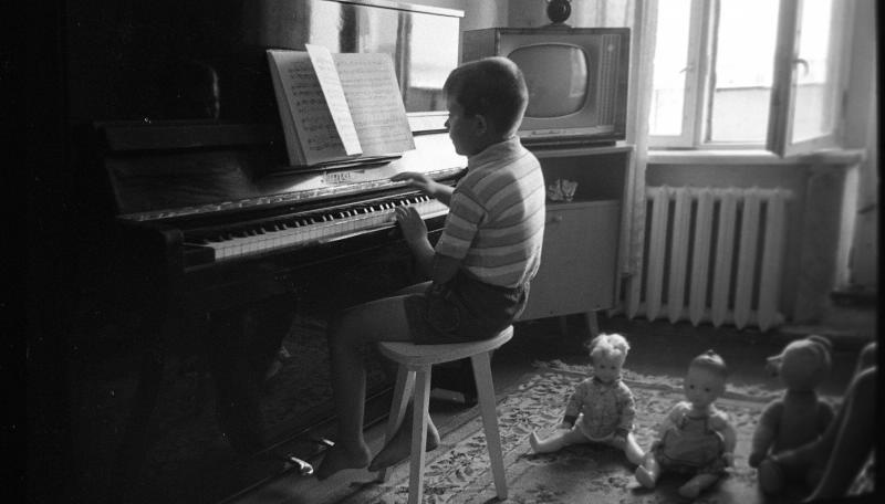 Мальчик за пианино, 1967 год, Волгоградская обл., г. Волжский. Выставка «Детские забавы ушедшей эпохи» с этой фотографией.