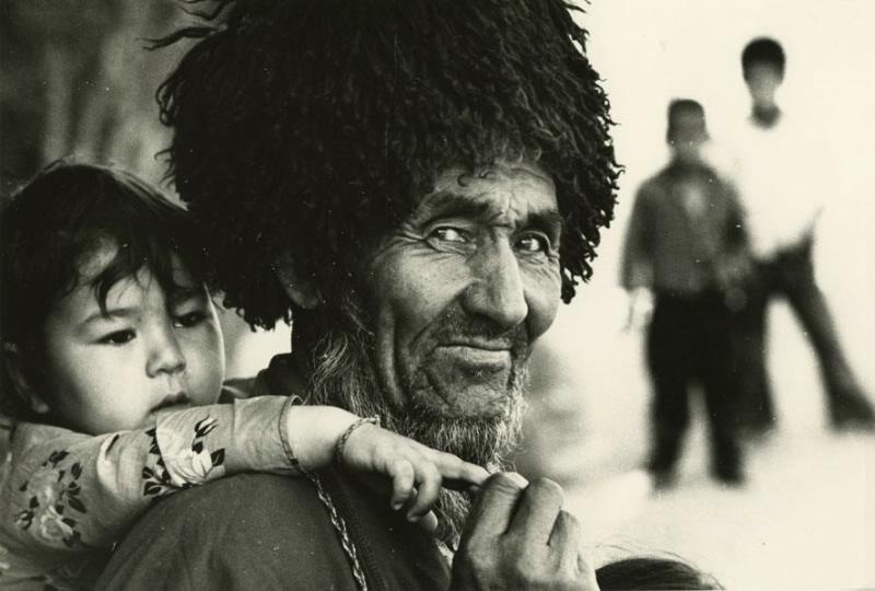 Дед и внучка, 1977 год, Туркменская ССР. Выставки:&nbsp;«Возраст мудрости», «Бабушки, дедушки и внуки» с этой фотографией.