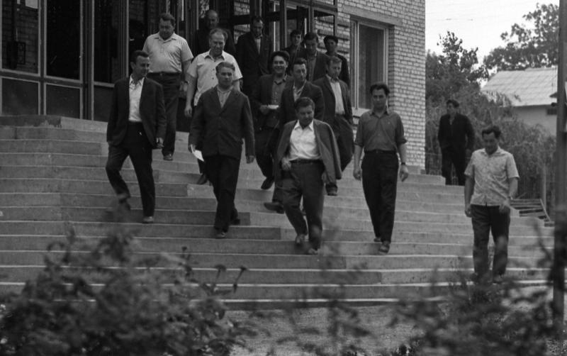 Группа мужчин на ступенях здания, 1970-е, Украинская ССР, Львовская обл., Нестеровский р-н, колхоз им. Маркса