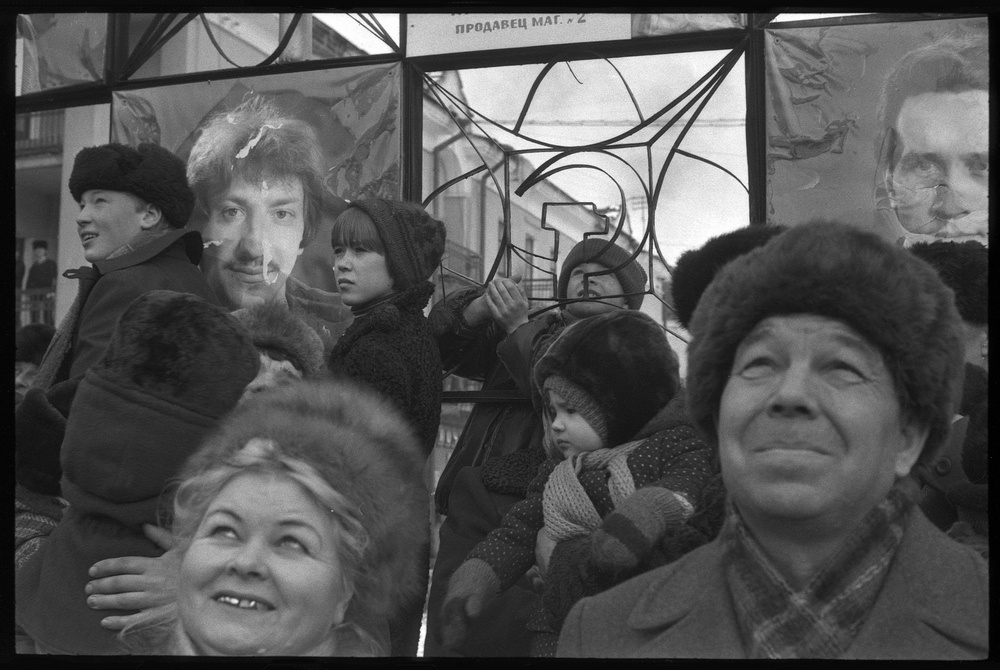 Зрители у Доски Почета. Масленица, 24 марта 1985, г. Новокузнецк. Выставка «Масленичные гуляния» с этой фотографией.