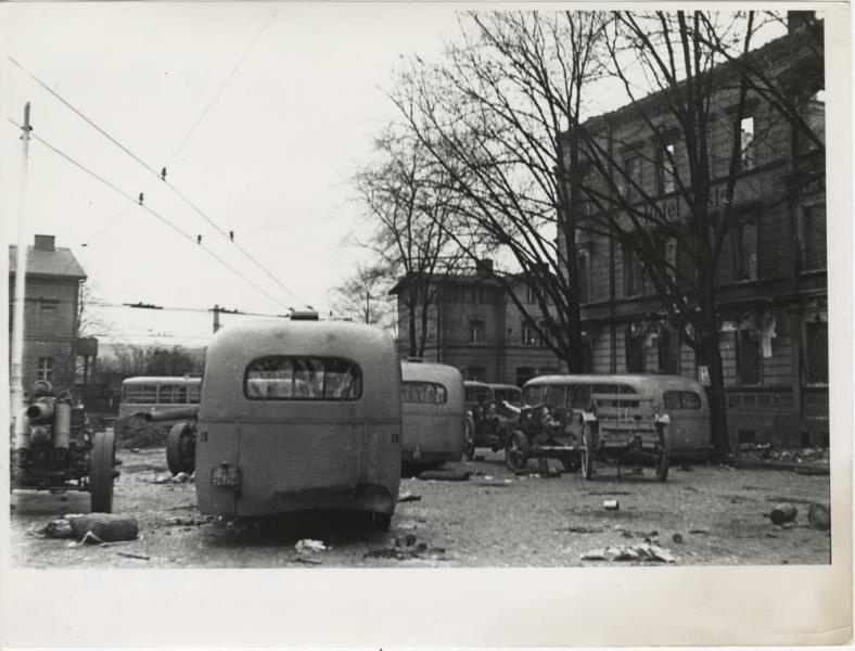 Разбитые автобусы, 1945 год, Германия. Предположительно, снято в Германии.